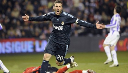 开云下载网址-“极限漂移：高速弯道中的速度与美学”，弯道漂移超车